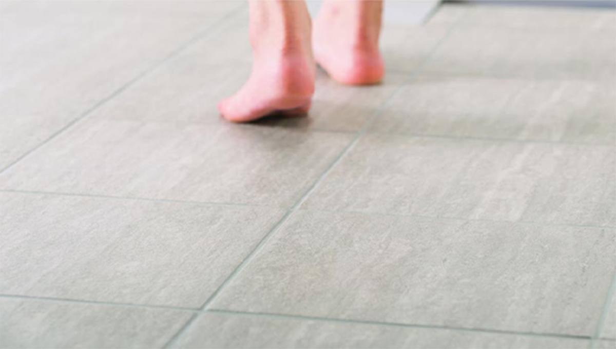 易於清潔且排水良好的磁器地板