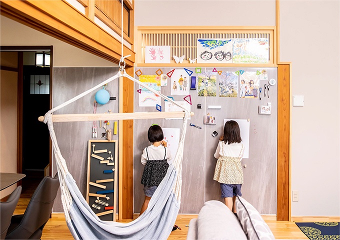 客廳的琺瑯壁板 成為小孩們的遊戲空間