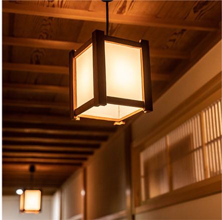 享受在時尚現代的家中 家人的放鬆時光